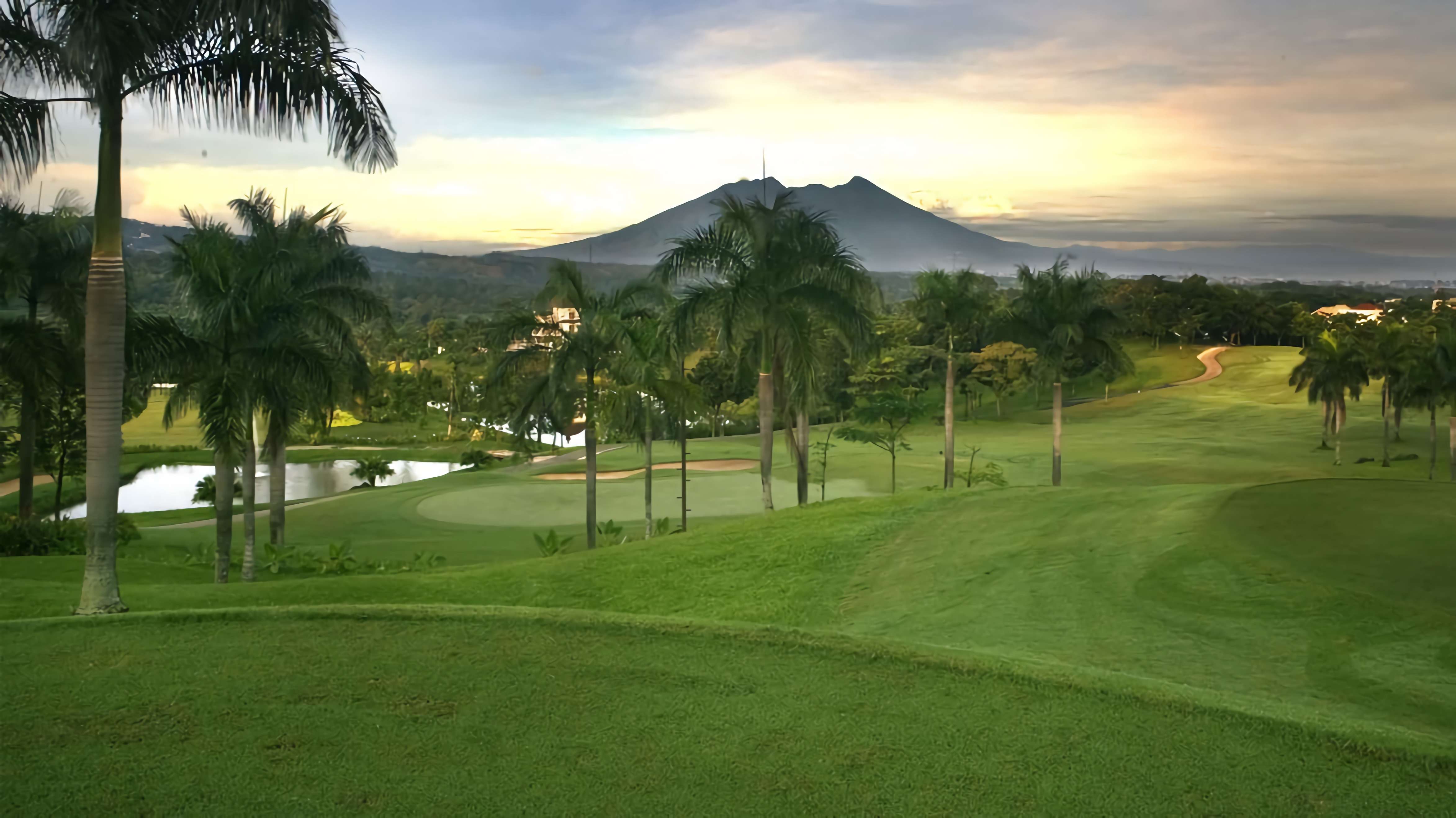 Sentul Highlands 高尔夫球场与火山暮色